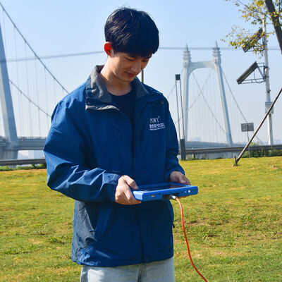 Ανιχνευτής υπόγειων υδάτων PQWT TC150 με οθόνη αφής βάθους 150 μέτρων 7 ιντσών και τριπλή συχνότητα για γεωφυσική έρευνα νερού